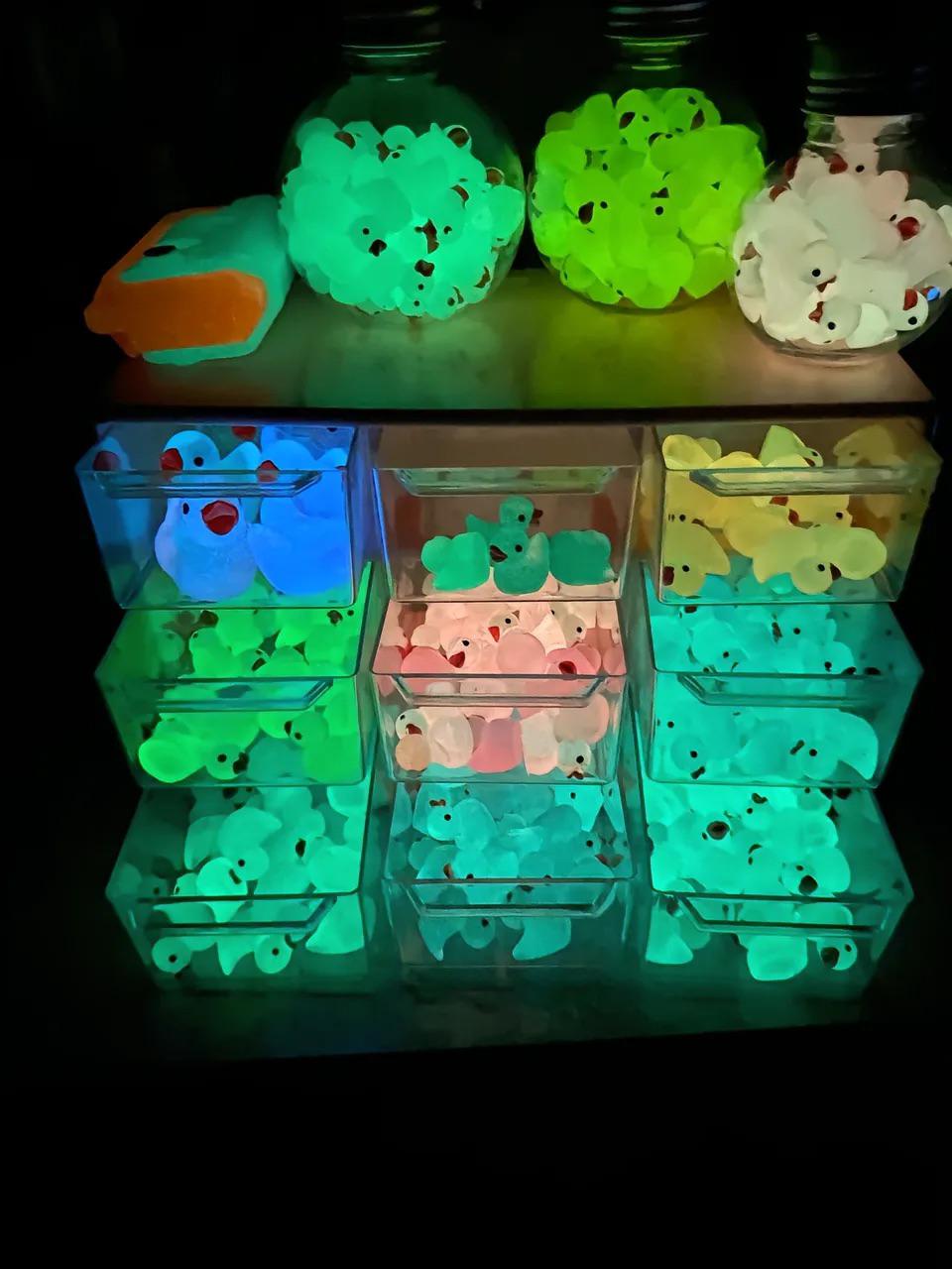 Fshion POP Botol Isi Mainan Mini Bebek Lucu Glow in The Dark  Dekorasi Meja, Hiasan Kamar Tidur, Pajangan Mobil, Koleksi Imut, Hadiah Unik & Spesial untuk Teman/Anak